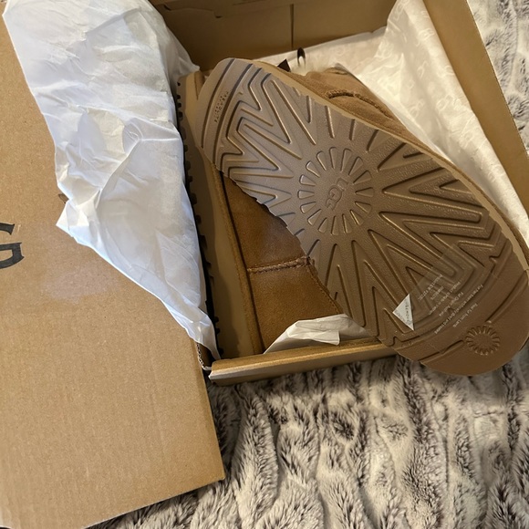 Ugg’s boots (Chestnut color) size 6 (new in the box ) - Picture 3 of 3